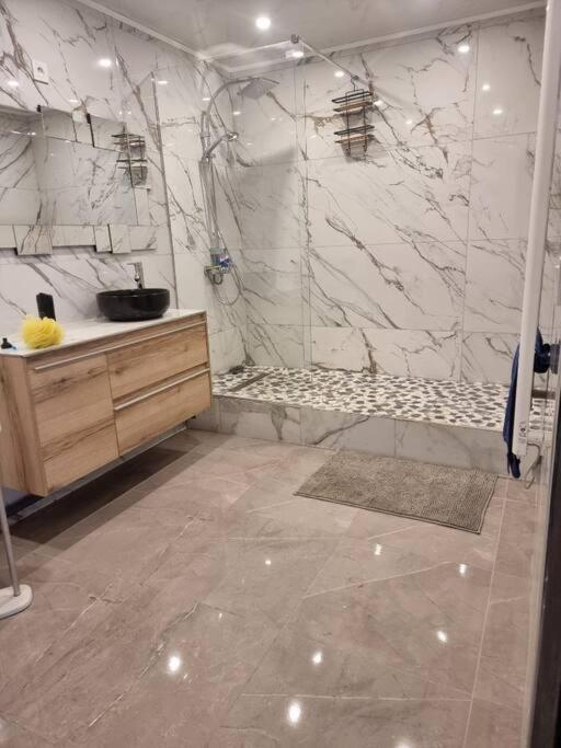 Jacuzzi Apartment